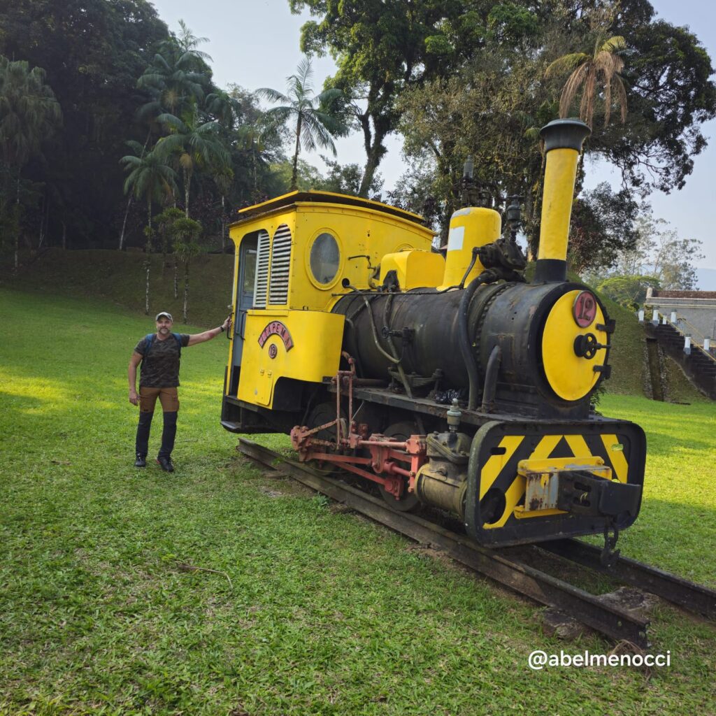 Monitor Ambiental Abel mostrando a antiga locomotiva usada na Usina