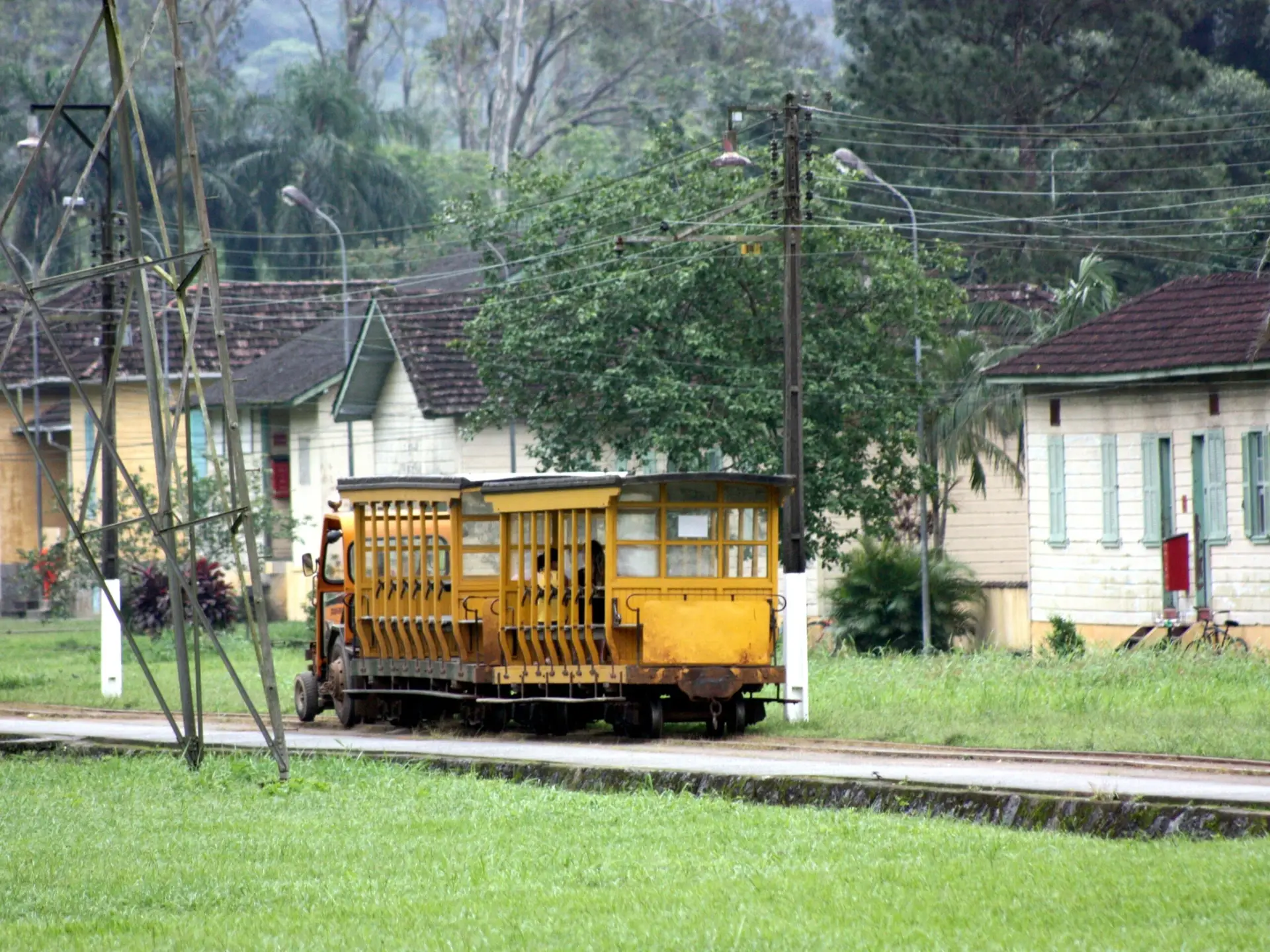 Usina antiga de Bertioga abre portas para o turismo e leva os visitantes a uma vila típica europeia