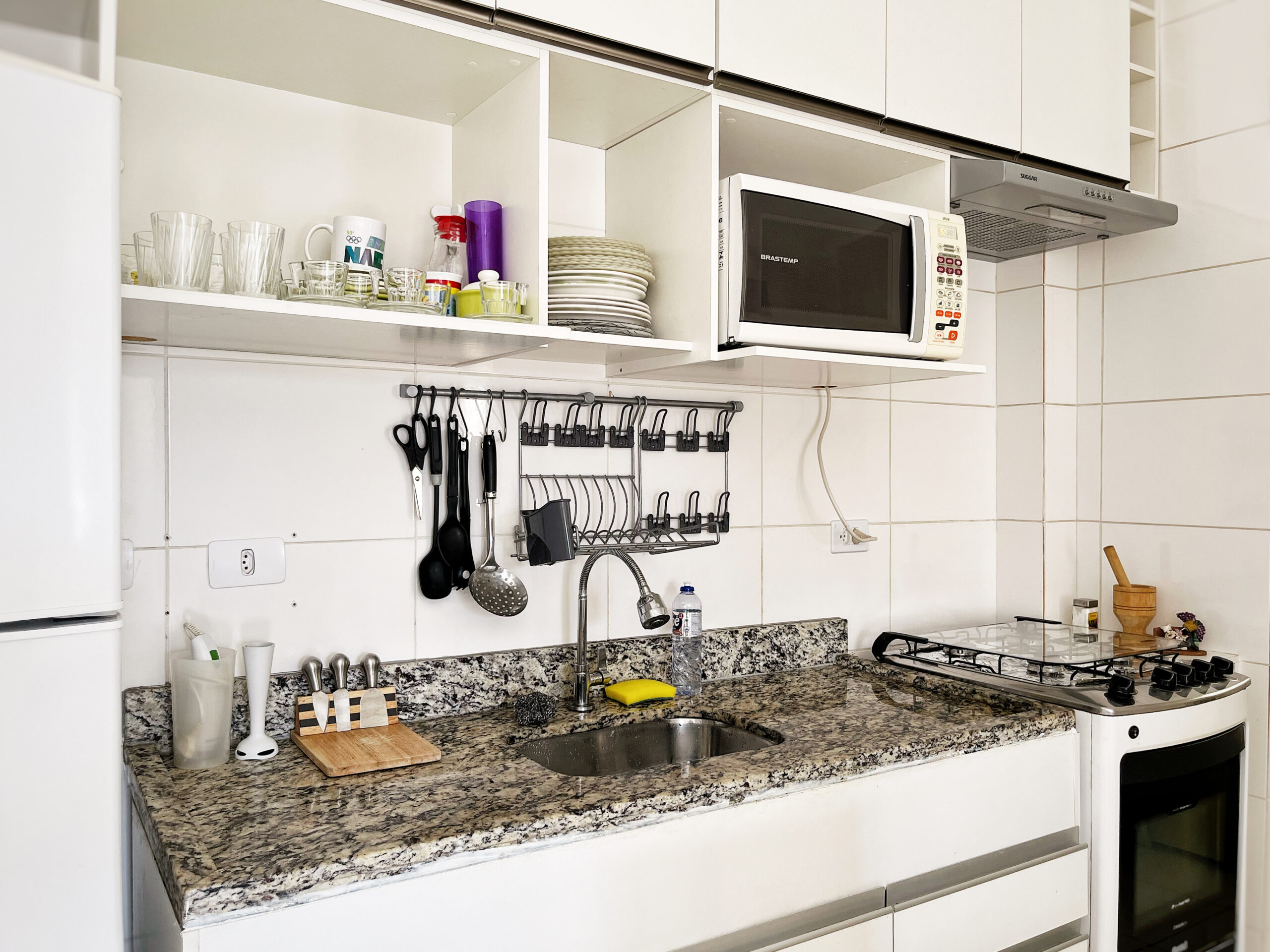 foto da cozinha com equipamentos