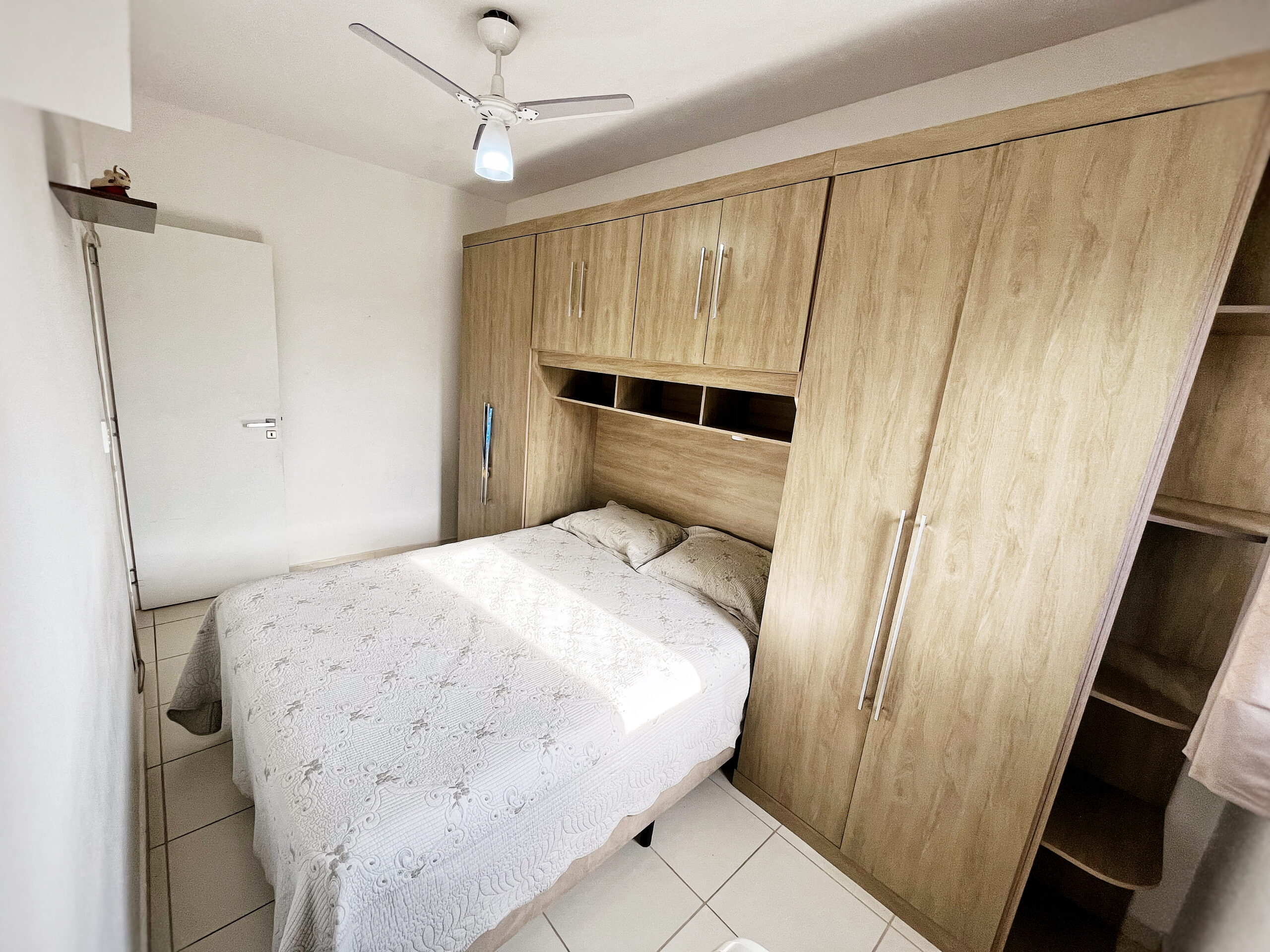 Foto do quarto principal com cama de casal