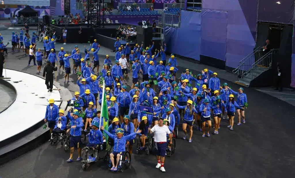 Brasil levanta Champs-Élysées durante a cerimônia de abertura dos Jogos Paralímpicos