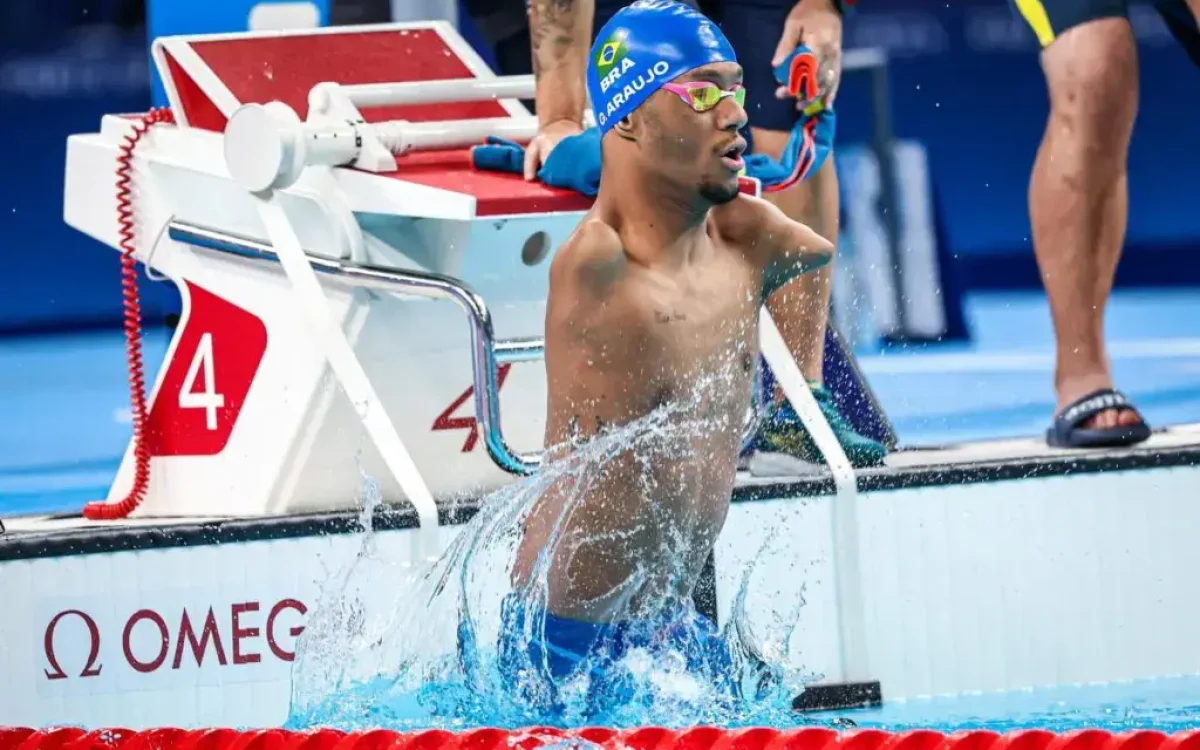 Gabriel Araújo avança com o melhor tempo, e Brasil disputa sete medalhas na natação no 1º dia dos Jogos Paralímpicos