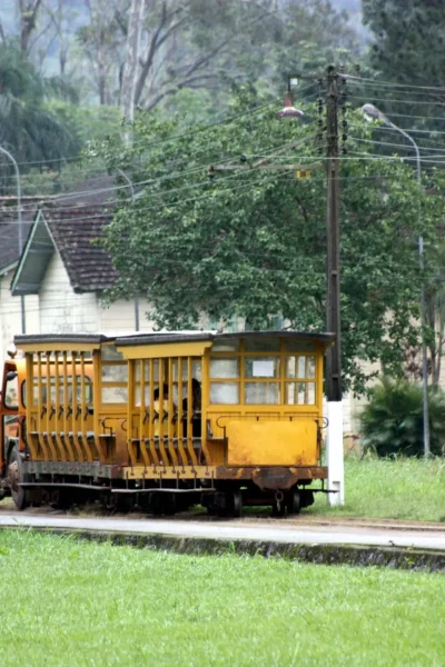 Usina antiga de Bertioga abre portas para o turismo e leva os visitantes a uma vila típica europeia